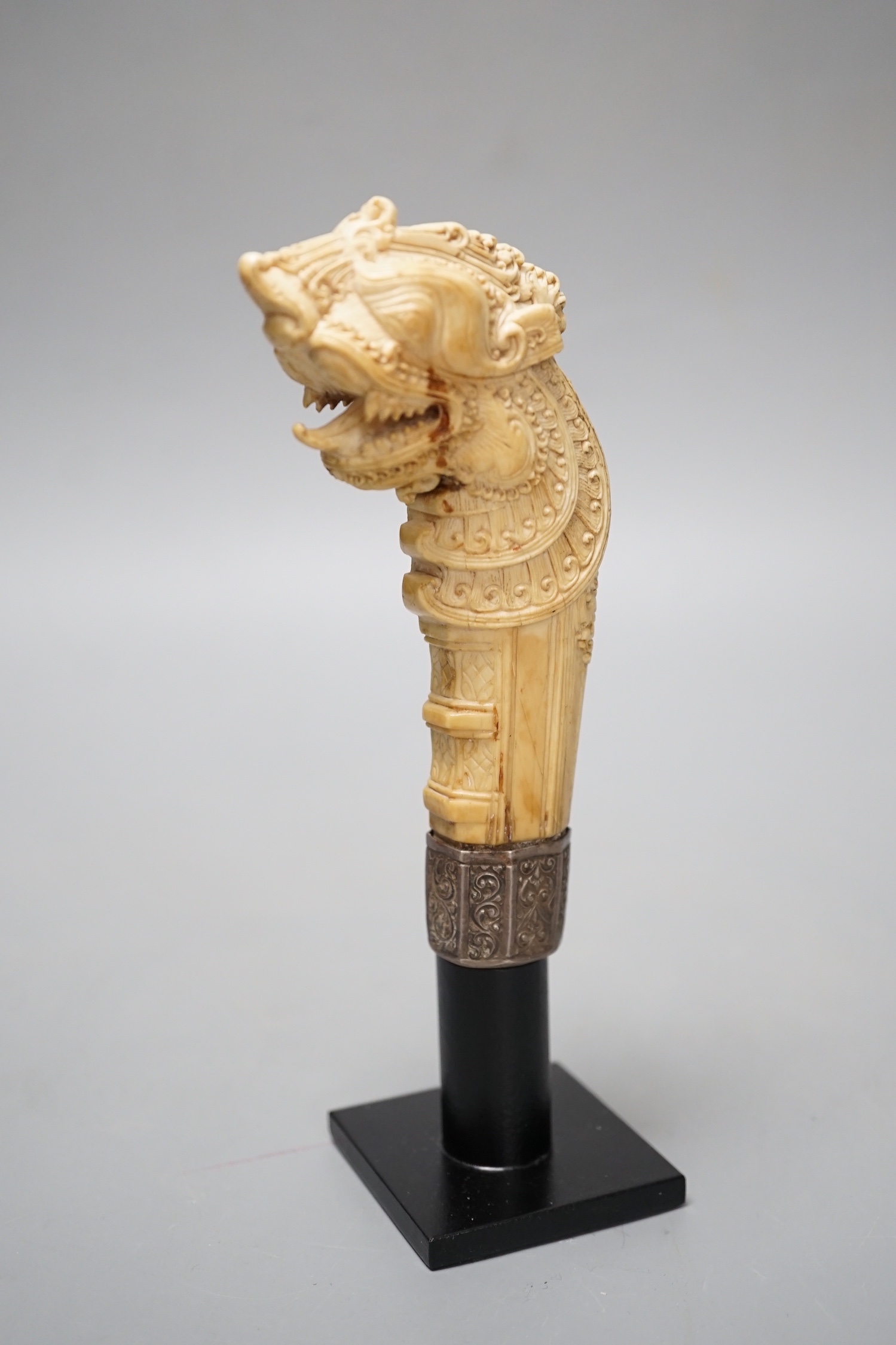 A dagger hilt carved in ivory from Sri Lanka, 17th / 18th century and it is 13cm high.